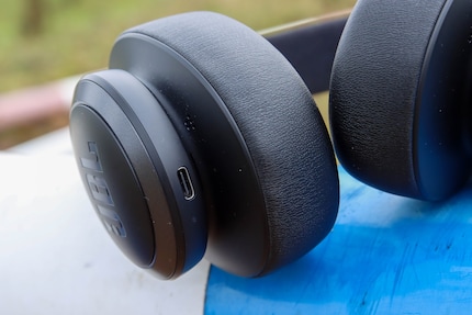 Die JBL Live 770NC werden über USB-C geladen.