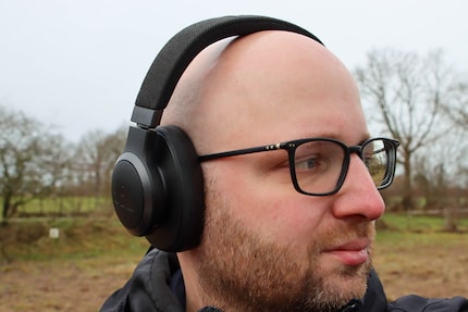 Die JBL Live 770NC drücken nicht auf den Bügeln der Brille.