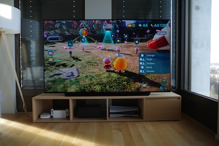 1080p on 77 inches: not optimal.