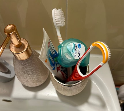 Vor der Zahnbürste greife ich zur Zahnseide.