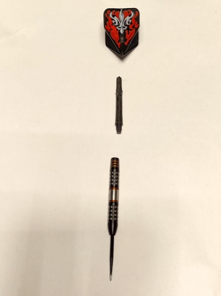 Darts bestehen aus drei Teilen: Dem Barrel mit eingelassener Stahlspitze (unten) und dem Shaft (mitte), an dem wiederum der Flight (oben) befestigt wird.