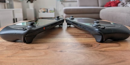 Äusserlich unterscheidet sich das Steam Deck OLED nur durch den orangen Power Button und die schwarzen Analogsticks vom Original.