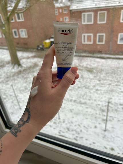 This cream is absorbed quickly and has a subtle fragrance.