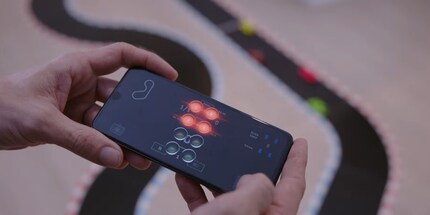 Bei Carrera Hybrid lassen sich die Fahrzeuge per App auf dem Smartphone steuern.