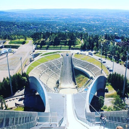 Der Blick von der Startposition der Skisprungschanze Holmenkollbakken ins Stadion.