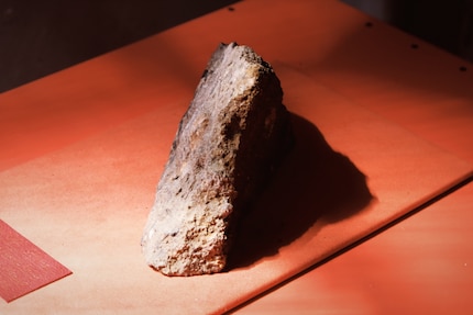 The David Pompa design studio works a lot with a typical Mexican stone. With its products, it creates references to traditional materials and handicraft from Mexico.