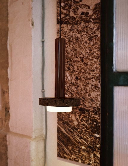 The most important element of the light sculptures is the Mexican stone Toba volcánica, which consists of minerals, glass and volcanic debris, formed a million years ago during severe eruptions.