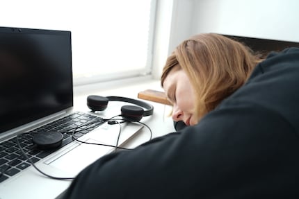 Einfach den Kopf auf den Schreibtisch legen und los geht’s: Zu Hause kein Problem, im Büro mit Kolleginnen und Kollegen kann ich mich da nur schwer entspannen.