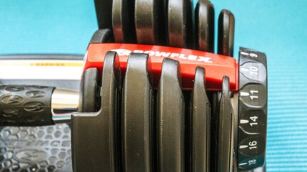 Mit dem Einstellrad wird das gewünschte Gewicht pro Hantel zwischen 2 und 24 kg (5 bis 52 lbs) eingestellt.