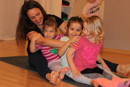 Tschipfu, die Eisenbahn kommt: Kinderyoga-Lektionen bauen auf einer Geschichte oder einem Thema auf.