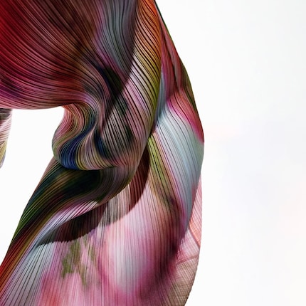 Die «Pleats Please»-Linie von Issey Miyake besteht hauptsächlich aus plissierten Polyesterstoffen.