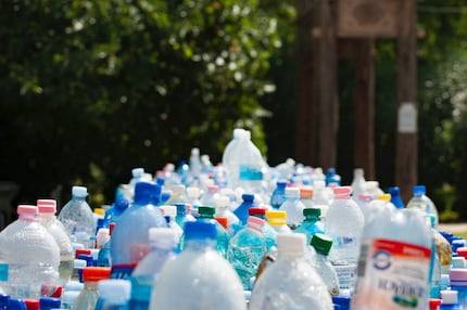 Recycelte Polyesterfasern aus PET-Flaschen haben teils nicht die gewünschte Farbe und Festigkeit.