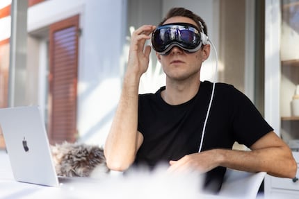 Für ihre Leistung ist die Vision Pro zwar kompakt, aber sie sieht trotzdem aus wie eine Skibrille.