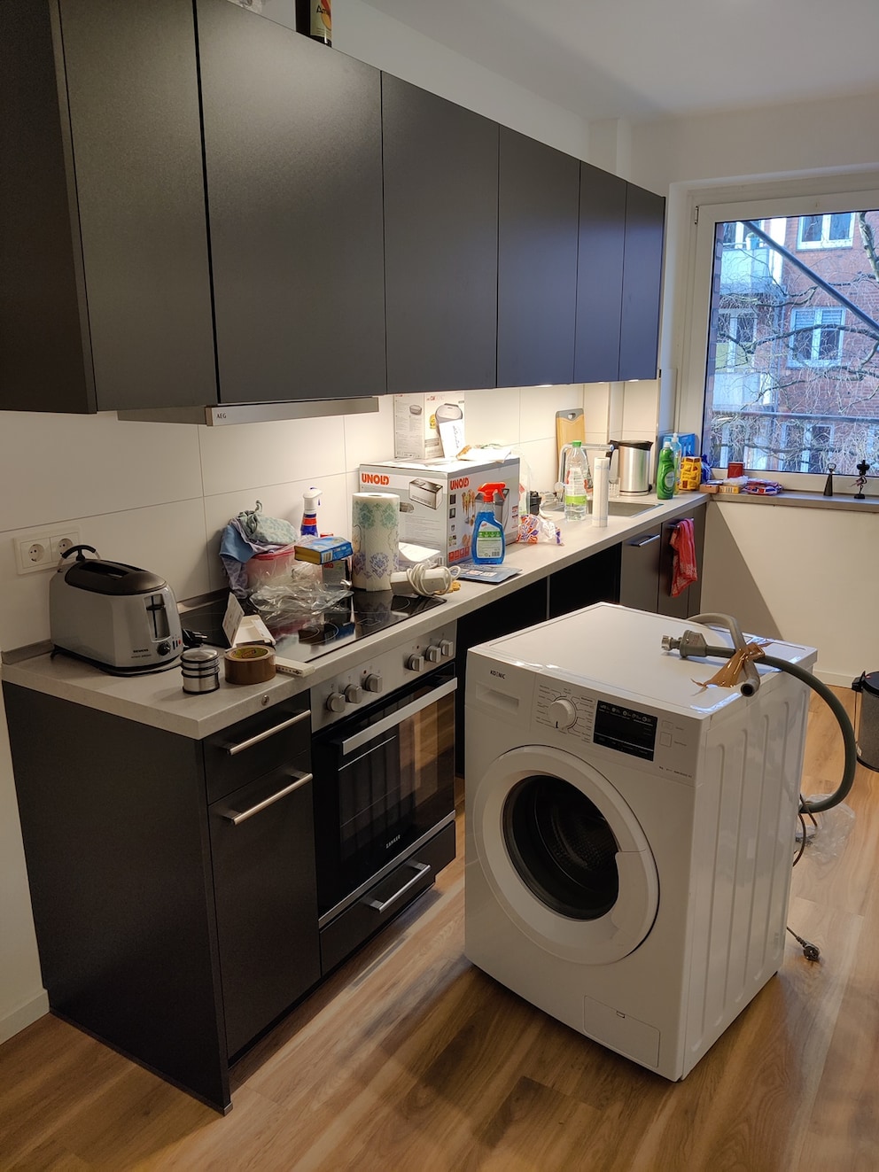 Der Blick in die Küche: Die Waschmaschine steht mitten im Raum und muss noch in die Küchenzeile platziert werden.