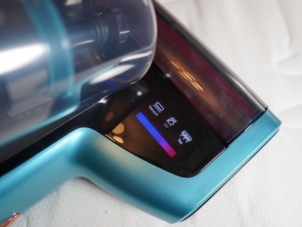 Auf dem Screen siehst du, welcher Modus läuft – und je breiter der rote Balken, desto mehr Staub erkennt der Sensor.