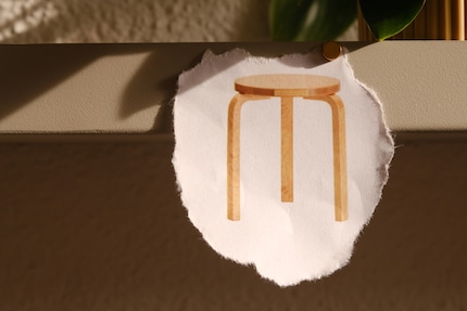 Schön und praktisch: Dank der gebogenen Holzbeine sticht «Stool 60» aus der Masse hervor.
