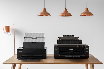 Der Canon PRO-1000 ist ein massives Gerät. So fühlt sich der Drucker zwar solider an, lässt sich aber nur schwer bewegen. Die Mobilität ist für mich ein grosser Pluspunkt des leichteren und kleineren Epson SC-P900.