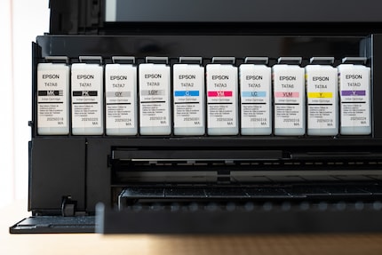 Pigmenttinten sind aberwitzig teuer. Experimente mit selber gefüllten Patronen würde ich beim Fine Art Printing trotzdem nicht wagen.