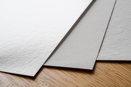 Drei verschiedene Papiere von Hahnemühle. Eines mit satinierter und zwei mit matter Oberfläche.
