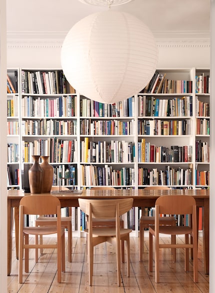 Die Hausbibliothek soll kuratiert sein und gemütlich wirken.