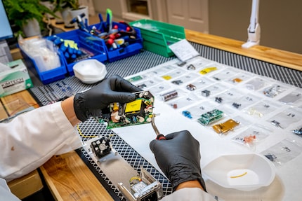 Für die Analyse werden die Produkte von den Expertinnen und Experten auseinandergebaut.