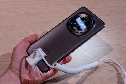 Das Honor Magic 6 Pro ist dünn, leicht und robust – aber auch ziemlich gross.