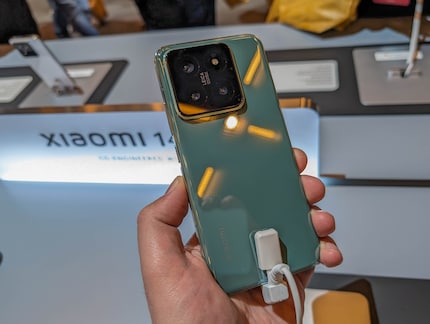 Jadegrün ist die dritte Farbe beim Xiaomi 14 neben Schwarz und Weiß.