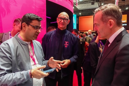 Telekom-CEO Tim Höttges zeigt dem deutschen Bundesverkehrs- und Digitalminister Volker Wissing das Concept AI Phone.