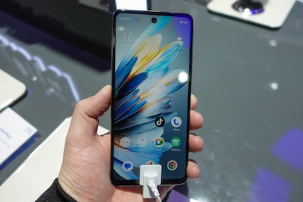 Von vorne betrachtet ein schnödes Smartphone.