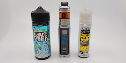 Mein E-Zigi-Lichtschwert inmitten von Liquids zum Nachfüllen.