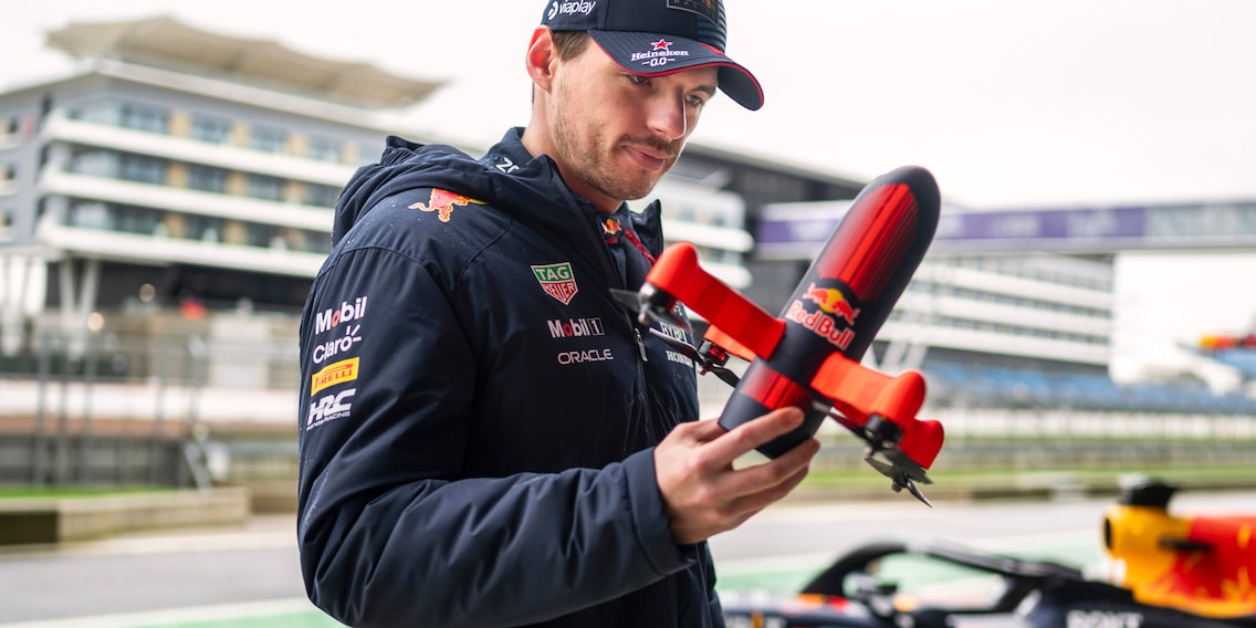 350 km/h! The world's fastest camera drone follows Max Verstappen in his Formula 1 car
