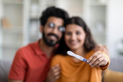 «Wir sind schwanger»: Entwickeln werdende Väter Schwangerschaftssymptome, nennt sich das Couvade-Syndrom.