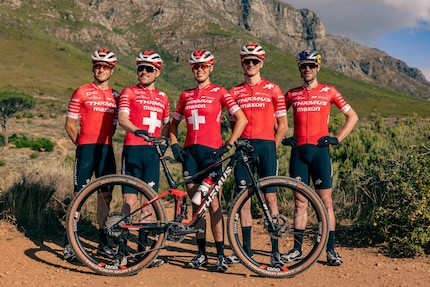 Das UCI-Team «Thömus maxon Swiss Mountain Bike Racing» mit dem neuen «Lightrider R3 Worldcup».
