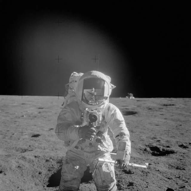 Eine Hasselblad 500EDC auf dem Mond während der Apollo-12-Mission.