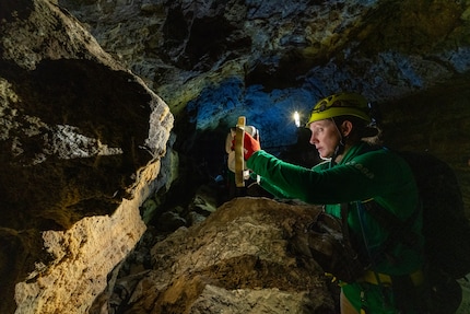 NASA-Astronautin Jessica Wittner testet einen frühen Prototypen der HULC in Lanzarote.