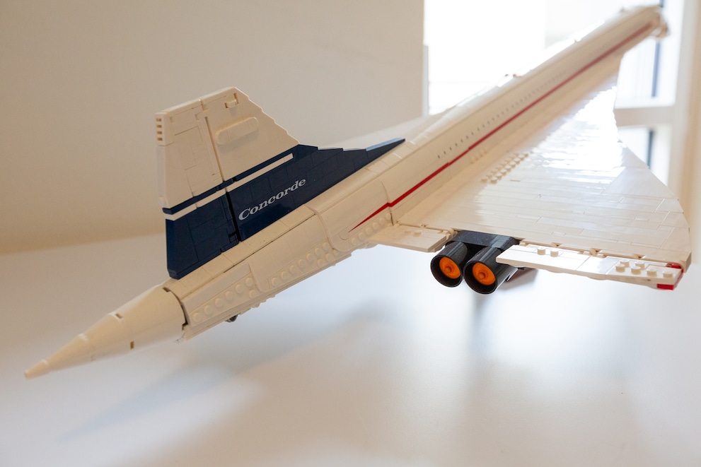 The paint job of an airline logo is missing. The Concorde from Lego only has a generic print.