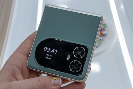 Das Blackview Hero 10 fällt durch die türkise Ummantelung auf.