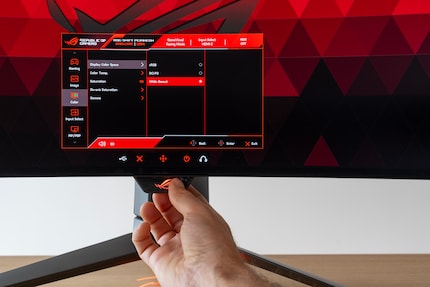 I have no complaints about operation. All monitors should work like this.