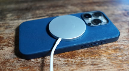 Beim normalen drahtlosen Laden helfen die Magnete, damit der Charger am richtigen Ort aufliegt.