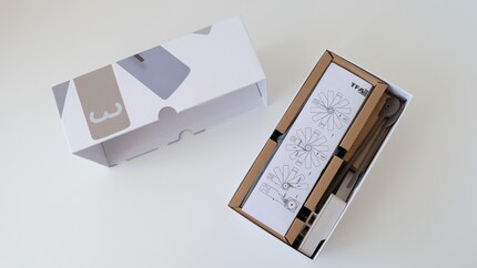 Platzsparend verpackt kommt die «Clock in the Box» zu mir.