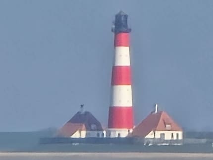 Der 100-fache Digitalzoom holt den Leuchtturm Westerhever bildfüllend nah heran.