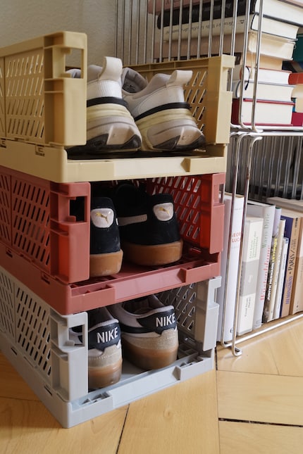 In den bunten Boxen bekommen die Schuhe Deko-Charakter.