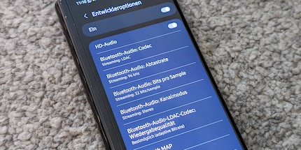 On many Android smartphones, you can check the developer settings to see which codec and transmission rate are being used.