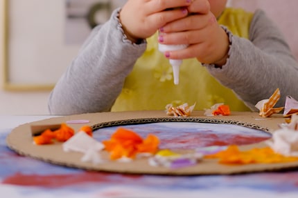 Stick paper onto the cardboard ring ...