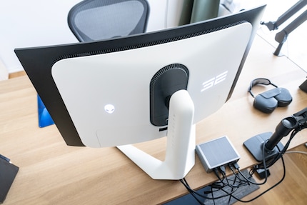 Alienwares Design kann man mögen oder nicht. Das Kabelmanagement in der Standsäule finde ich gut gelöst.