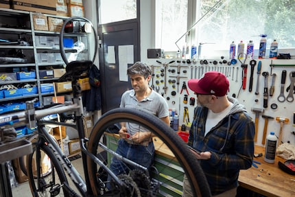 Zu Besuch bei Elia Widmer in der Werkstatt von Hilite Bikes in Basel.