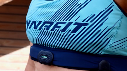 Einfach anclippen und loslaufen: Der Gurt wird in die Laufbekleidung integriert und stört dort nicht.
