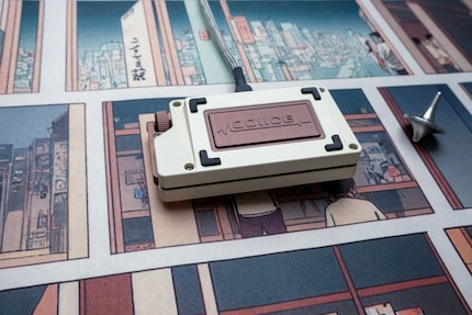 Das Macro Pad Voice Mini hat ein verziertes Gewicht auf der Rückseite.