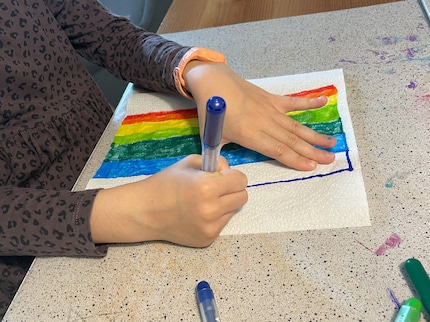 Mit Kinder-Filzstiften bemalen wir die Küchentücher.
