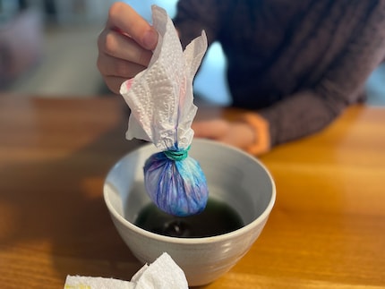 Ab ins Essigbad mit dem Ei-Bonbon.